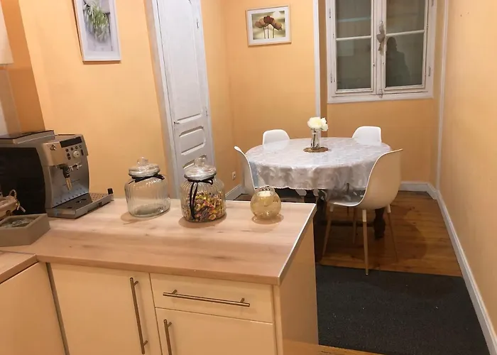 L'hommage לינה וארוחת בוקר